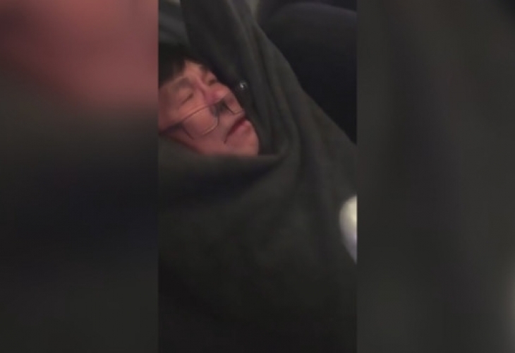 Авиокомпания United Airlines се извини за брутално влачения пътник, но акциите ѝ се сринаха