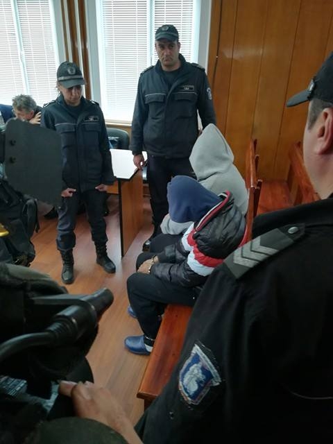Виж първи СНИМКИ на задържаните за убийството на таксиджия във Варненско