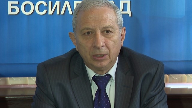 Огнян Герджиков връчва на Бойко Борисов папка с препоръки
