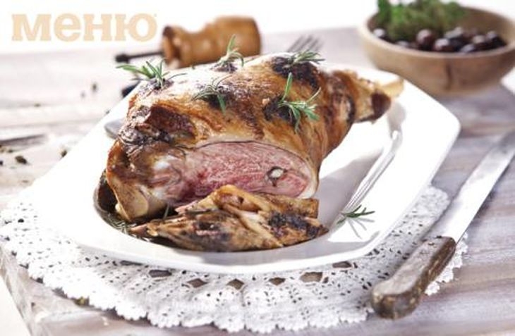 Ах, че вкусно и сочно! Това бавно печено агнешко бутче е просто разкошно!