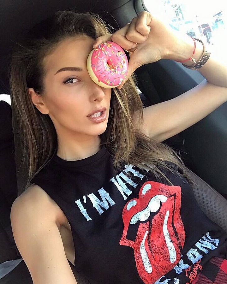 Алекс Богданска пак се заигра с пръстчето си! Показа, че обича да го вкарва в мъжки усти, но и в... (СНИМКА)