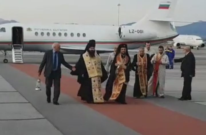 Чудото се случи: Благодатният огън пристигна в България (ВИДЕО)