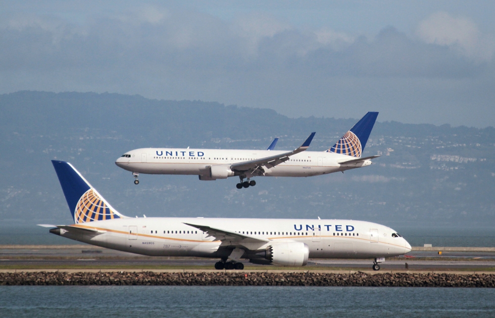 United Airlines в пореден скандал: Сега изхвърлиха младоженци от самолета!