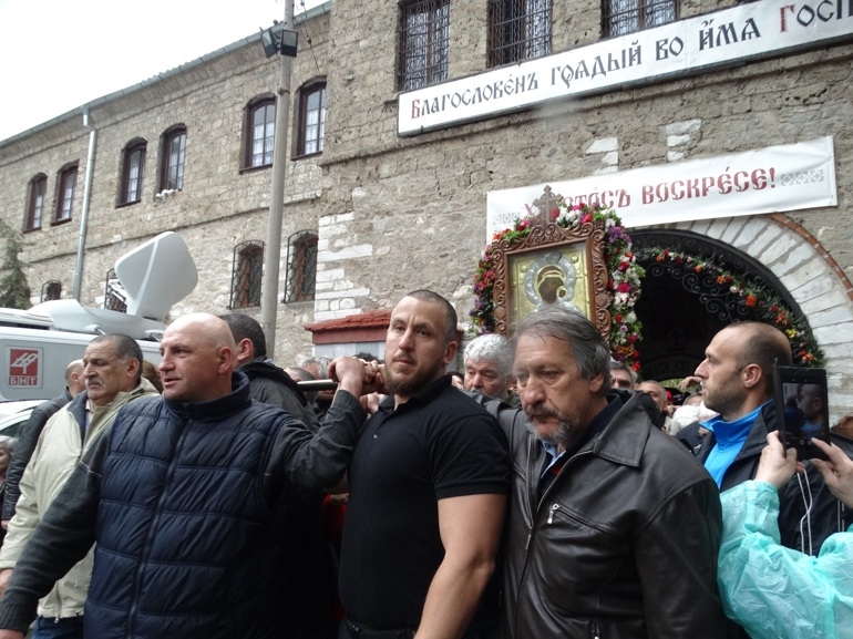 Вярващи разказаха днес за невероятни чудеса с изцеление и сдобиване с рожби благодарение на Божията майка от Бачковския манастир (СНИМКИ)