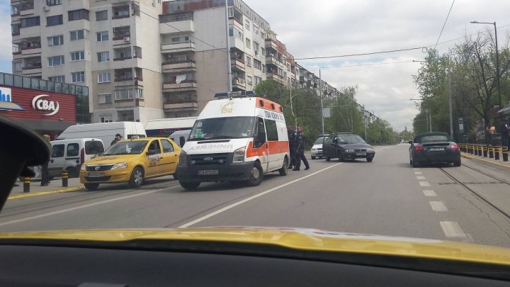 Сигнал до БЛИЦ: Кола помете брутално пешеходец в столичния "Свобода"! (СНИМКИ)