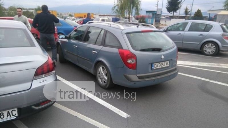 Мутренските години се завръщат с пълна сила: Трима препречиха автомобил на пътя, изскочиха от колите си и ...(СНИМКИ)