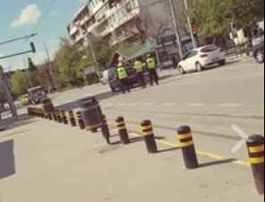 Тези полицаи взривиха интернет с действията си (ВИДЕО)  