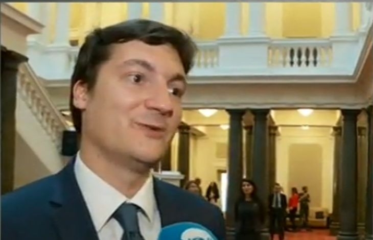 Крум Зарков самокритичен в кулоарите на парламента
