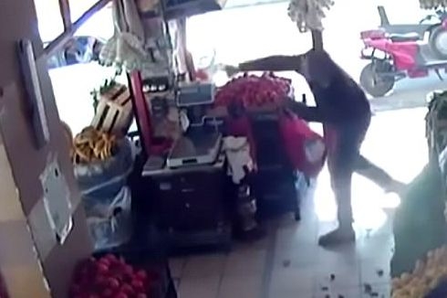 Смел зарзаватчия прогони въоръжен апаш с ... домати (СНИМКИ/ВИДЕО)