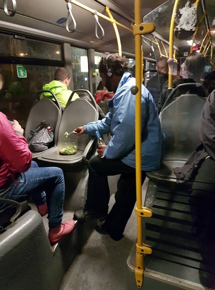 Този мургавелко събра очите на всички пътници в столичния автобус 204 (СНИМКА)  