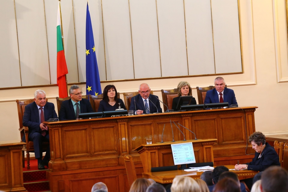 Парламентът с ключово заседание днес