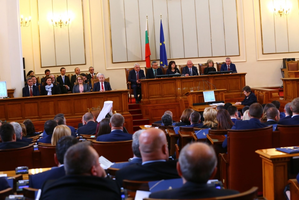 Новоизбраните депутати си дадоха седмица почивка 