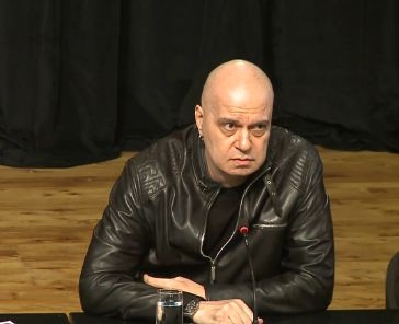 Слави Трифонов каза защо не скъсва с bTV и докога ще продължи така