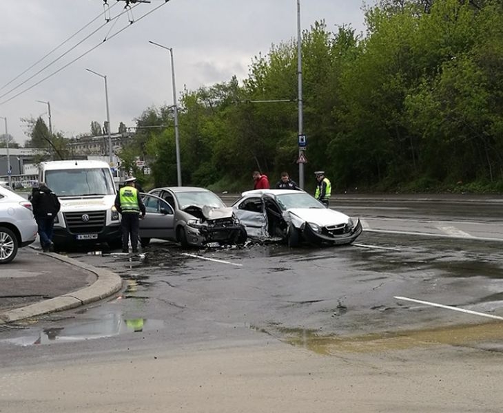 Извънредно и първо в БЛИЦ! Жестока катастрофа в София! Три коли се помляха в "Дружба" (СНИМКА)