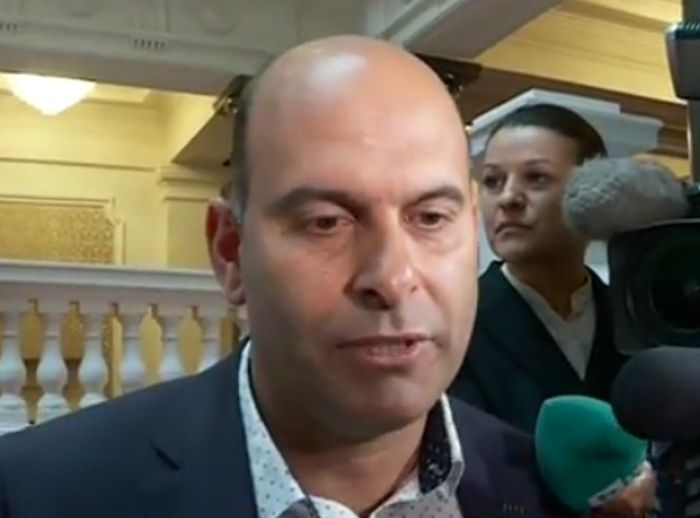 Първата "люспа" остава в парламента
