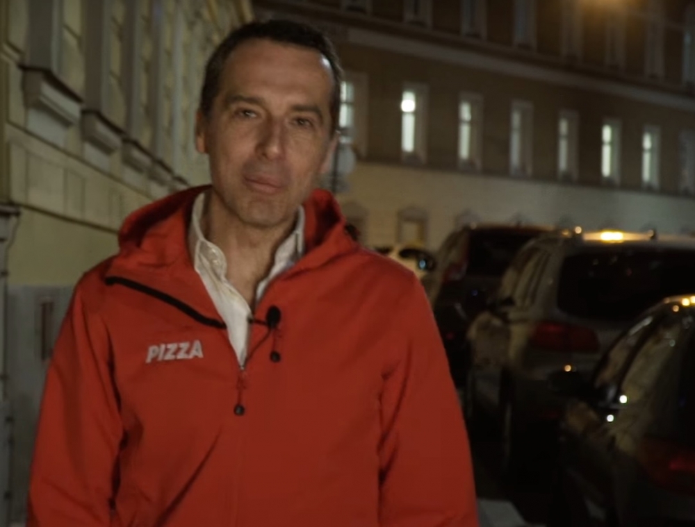 Австрийският канцлер в ново амплоа: доставчик на пица (ВИДЕО)
