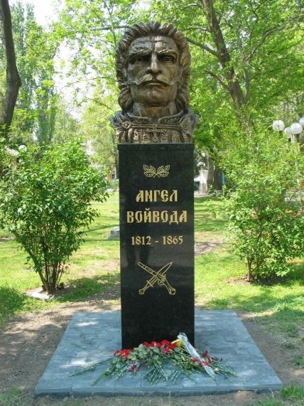 Убиха баща му, изнасилиха сестра му, отвлякоха годеницата му...и отключиха Звяра на българина (СНИМКИ)