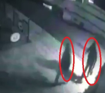Първо ВИДЕО с качулатите, които драснаха клечката на ресторанта на Божо Кравата