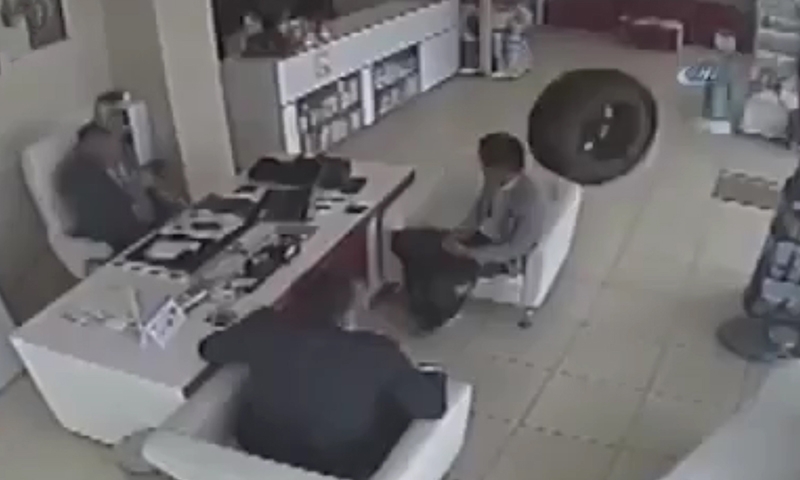 Автомобилна гума влетя в аптека (ВИДЕО)