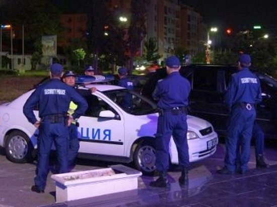 Пълен крах: Рецидивист от бандата на Рижите опита се да задигне бутилка уиски от клиенти