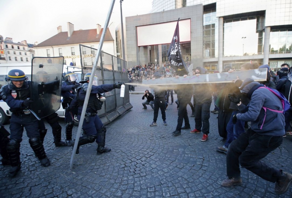 След края на изборите в Париж ври и кипи! Протестиращи се събраха на Площада на Бастилията, стигна се до сблъсъци с полицията (СНИМКИ/ВИДЕО)