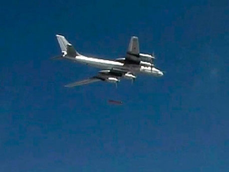 Нощният кошмар на подводничарите на НАТО: Кадри на атака на Ту-142М3 по подводница на врага