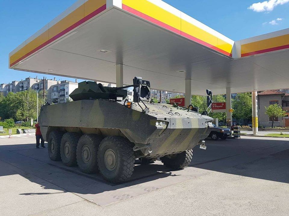Само в БЛИЦ! Софиянци се стъписаха като видяха каква бронирана бойна техника зарежда на тази бензиностанция (СНИМКИ)