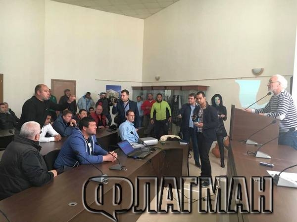 Сблъсък в Приморско! Избухна голям скандал – причината е... (СНИМКИ)
