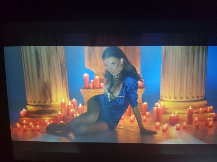 Уау, какъв бедър и гърди! Емануела изби рибата с тези горещи СНИМКИ