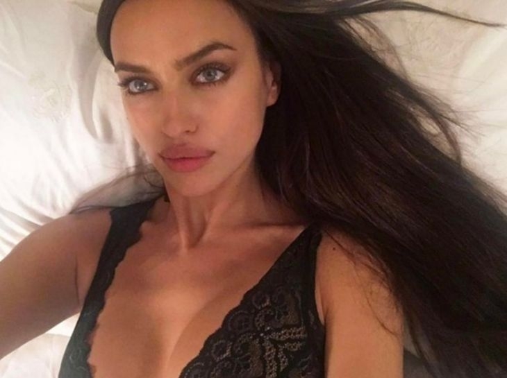 Ах, че палава! Ирина Шейк се пусна гола броени дни след раждането, показа мокра плът (СНИМКА 18+)