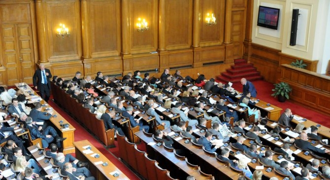 Депутатите си уредиха ваканциите, ето колко ще почиват