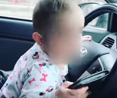 Млада майка се „похвали” в нета с уменията на бебето си зад волана и съжали жестоко (ВИДЕО)
