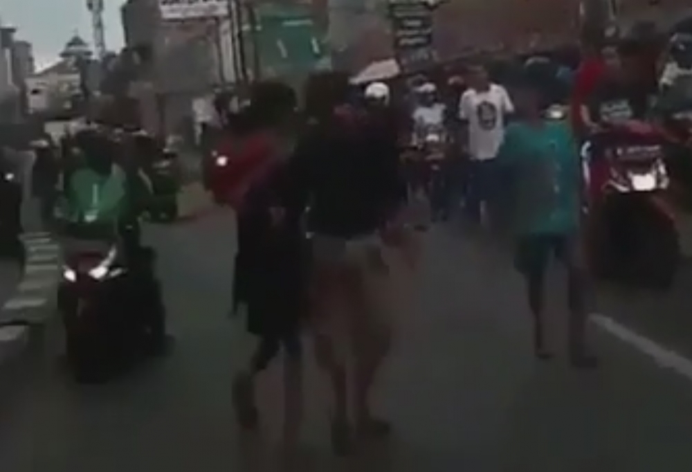 Ужасяващо ВИДЕО 18+! Престъпници забиха сърп в главата на мъж, но той...