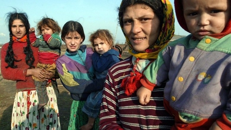 Безобразие! Неграмотни родители се натягат да гледат сирачета, за да изкарват пари