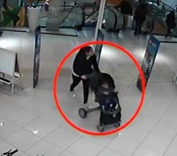 По нашенски! Жена открадна бебешка количка в столичен мол, докато пазарува с бебето си (СНИМКА)