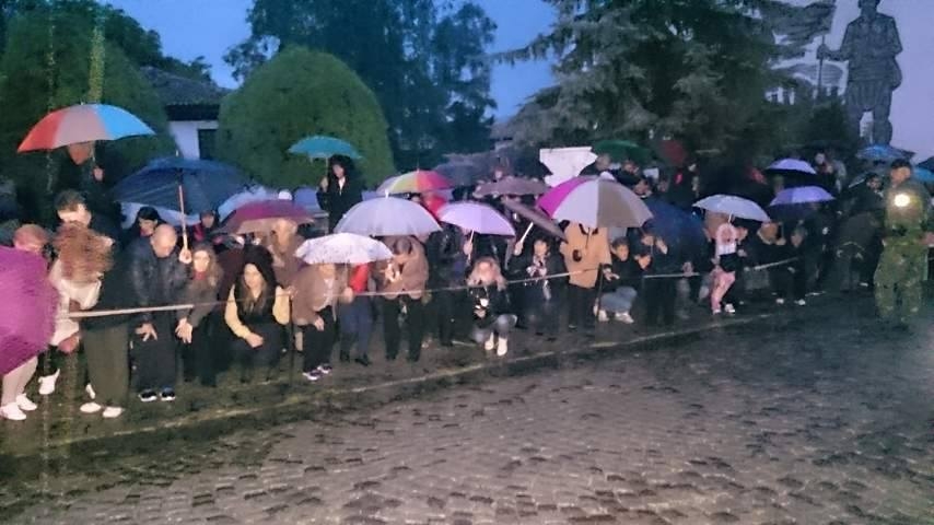 Въпреки пороя, стотици родолюбци излязоха да почетат Априлската епопея в Клисура (СНИМКИ)