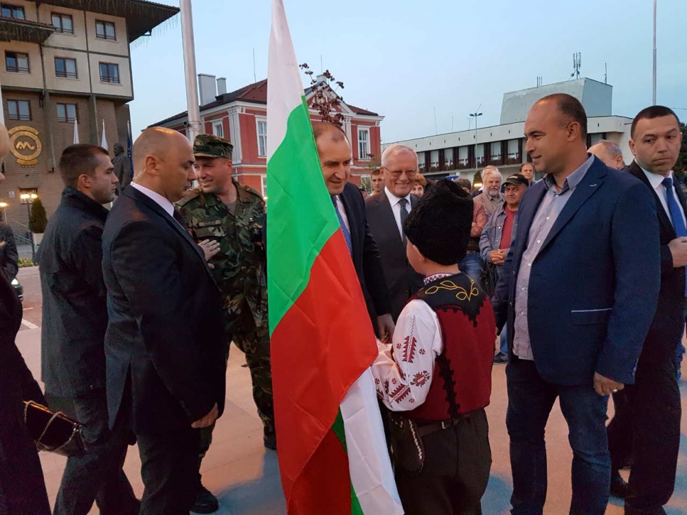 Първо в БЛИЦ: Най-големият фен на президента Радев е неотлъчно до него! (СНИМКИ)