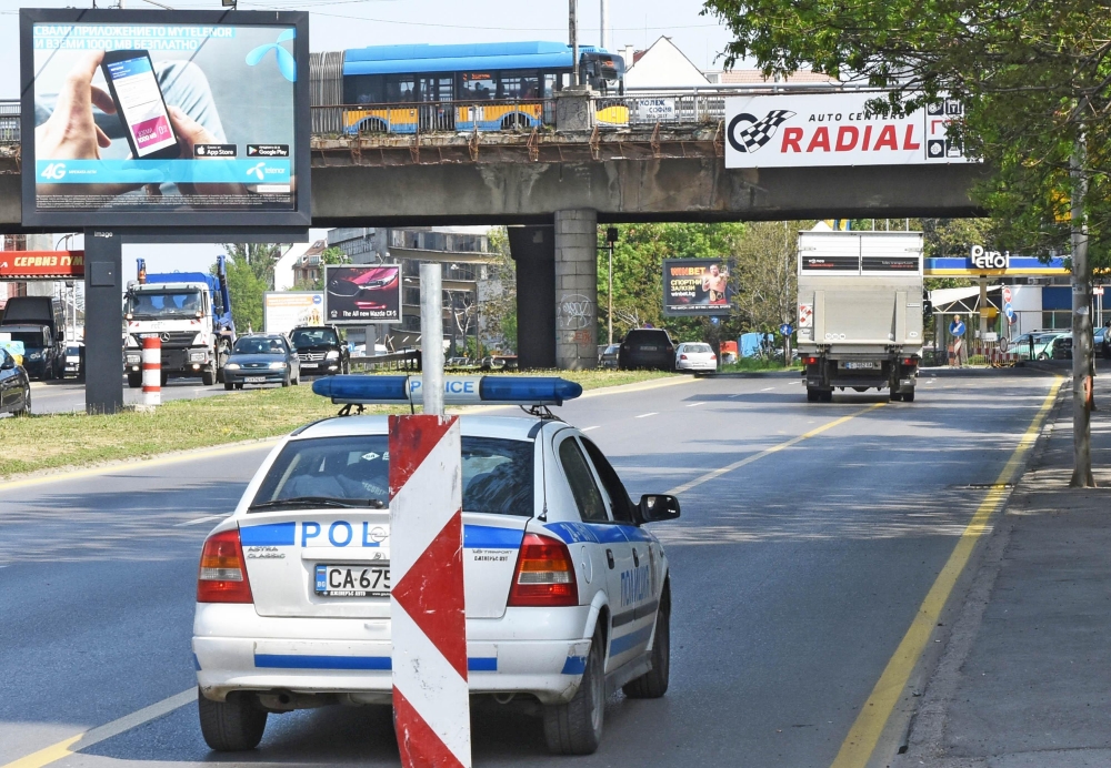 Кръв се лее от столичния мост „Чавдар“! Отчаян от живота човек се метна от съоръжението, а след това... (СНИМКИ)