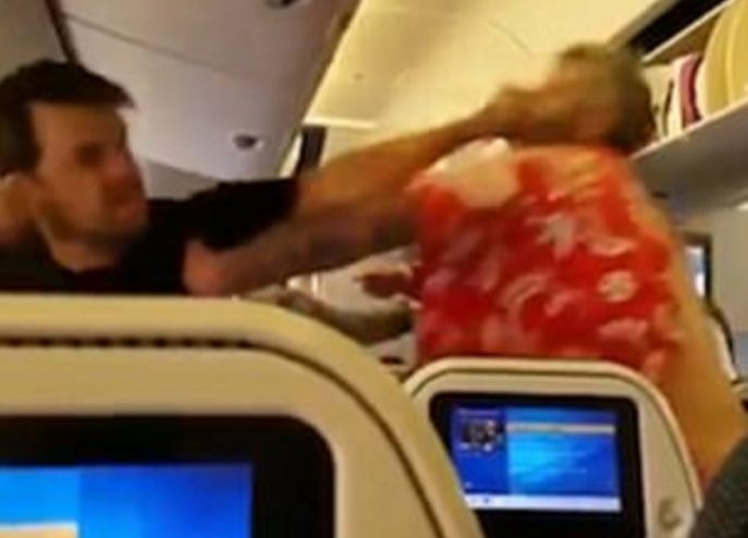 Брутален бой на борда на самолет хвърли в ужас пътници и стюарди (СНИМКИ/ВИДЕО 18+)
