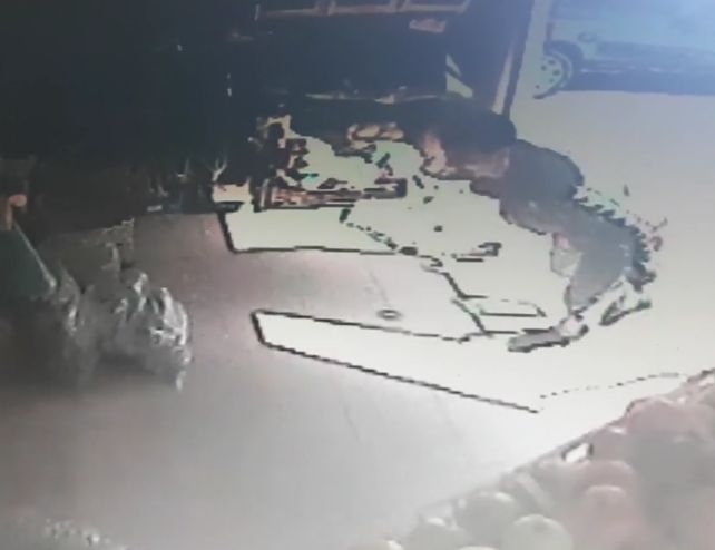 Познавате ли този бургазлия? Извършил е нещо много подло в магазин (ВИДЕО)