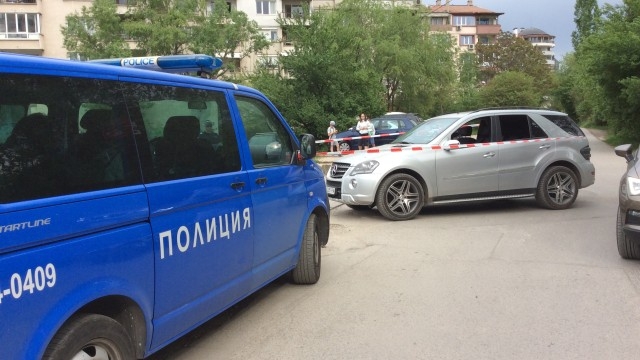 Апаши изоставиха краден джип по средата на столично кръстовище