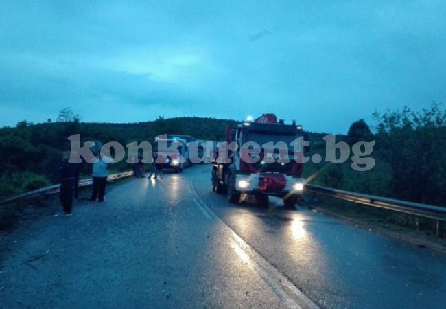 Трима берат душа след катастрофата край Смоляновци, сред пострадалите е и бременна в осмия месец