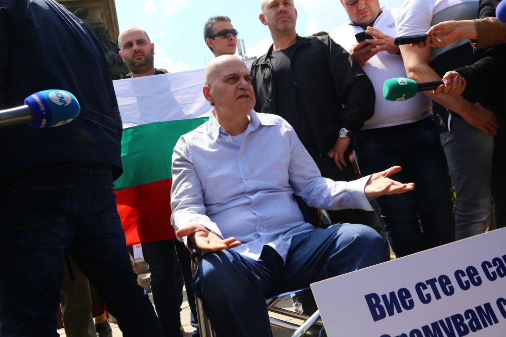 Слави Трифонов пред парламента, обясни защо е там и има ли политически амбиции (СНИМКИ/НА ЖИВО)