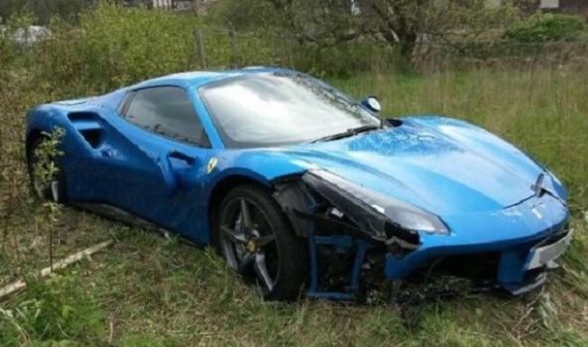 Намериха изоставено в полето Ferrari за милиони