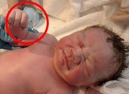 СНИМКАТА на новородено бебе се превърна в истински хит в мрежата заради ... 