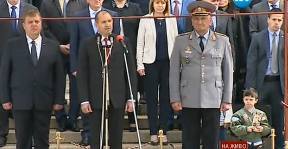 Радев изнесе най-емоционалното слово пред родната армия: Не ние, политиците, ще рискуваме живота си на земята, в морето и в небето, а хората в пагони (СНИМКИ)