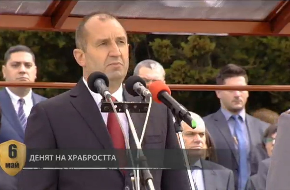Радев изнесе най-емоционалното слово пред родната армия: Не ние, политиците, ще рискуваме живота си на земята, в морето и в небето, а хората в пагони (СНИМКИ)
