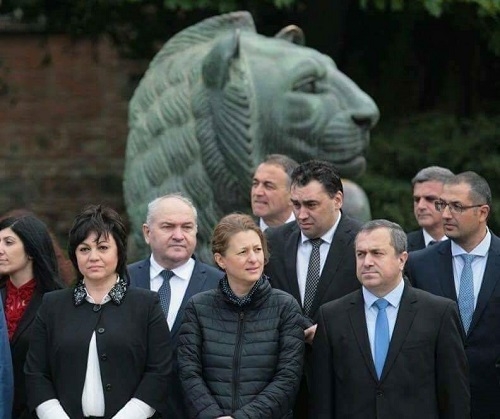 Нинова: Заръката на героите, жертвали се за свободата на Отечеството, е да уважаваме и ценим Българската армия