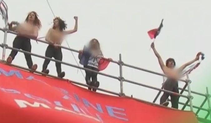 Активистки на FEMEN спретнаха гол протест срещу Марин льо Пен (ВИДЕО 18+) 