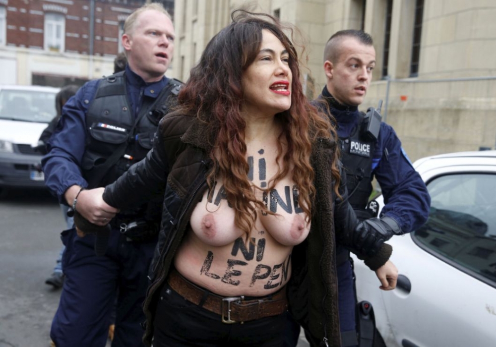 Активистки на FEMEN спретнаха гол протест срещу Марин льо Пен (ВИДЕО 18+) 